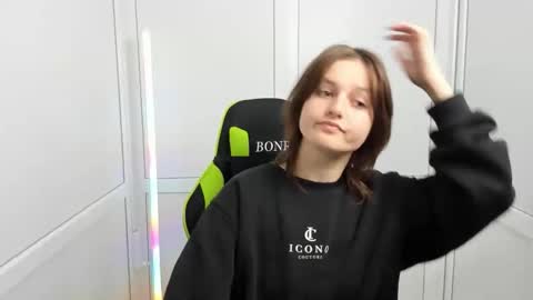 Evie online show from April 12, 7:11 am