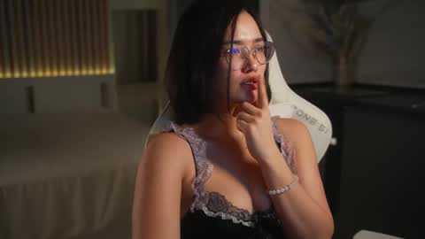 Eli  online show from April 3, 6:28 pm