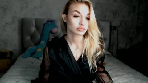 ellamilla online show from April 19, 4:18 pm