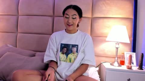 Ella Sanders online show from April 4, 10:52 pm