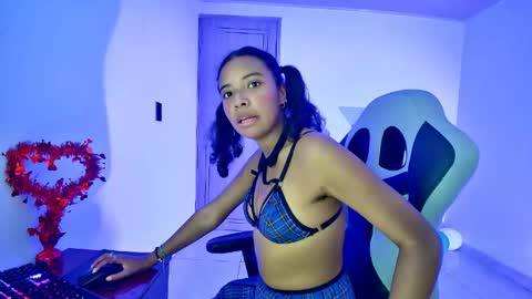 ellie_cute7 online show from April 30, 8:57 pm