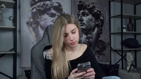 elliecutes online show from March 13, 8:59 am