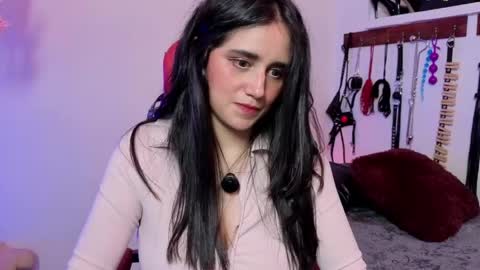 elowen_halley1 online show from April 15, 7:25 pm