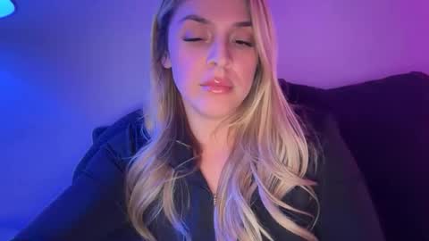 emilelovesyou online show from February 15, 8:02 am