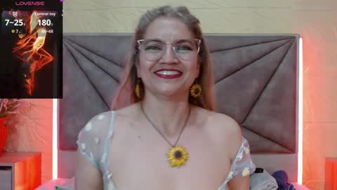 Esmeralda .INDEPENDENT MODEL online Monday to Saturday 3 pm Chicago online show from May 23, 3:27 am