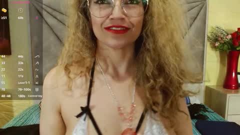 Esmeralda .INDEPENDENT MODEL online Monday to Saturday 3 pm Chicago online show from November 11, 4:08 am
