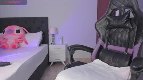 LAURA SOFIA  INDEPENDENT MODEL FOLLOW ME NOW ALMOST 10000 FOLLOWERS online show from March 1, 12:27 pm