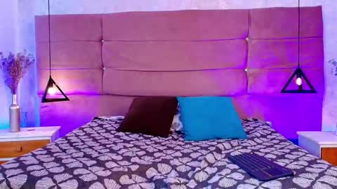 Aura online show from May 2, 4:05 am