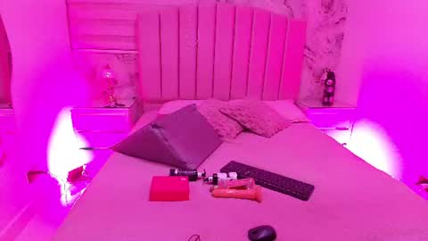 gia_roux_ online show from June 18, 3:08 am