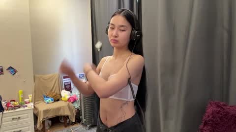 Mia online show from April 1, 11:44 am