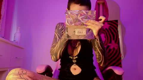 vee online show from April 3, 9:46 pm