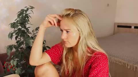 hannah levis  online show from September 26, 9:07 am