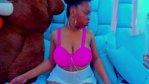 hazel_lanee online show from April 19, 5:07 am