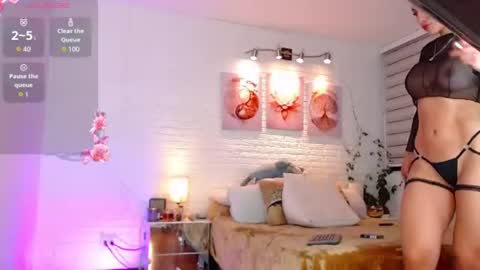 hollyt1 online show from July 14, 11:53 pm