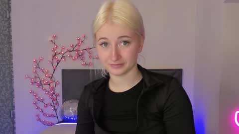 HollyTaillor online show from April 11, 12:31 pm