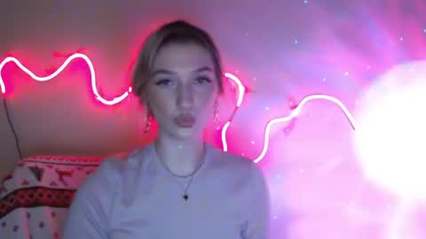 honeyveil online show from April 6, 7:04 pm