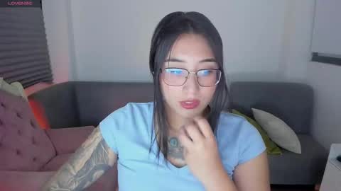 hottbee3645 online show from January 31, 10:19 pm