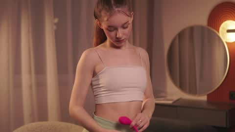 Avie online show from April 9, 6:24 pm