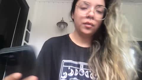 isabellaelizabeth online show from March 3, 5:30 pm