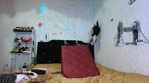 isabelle_sara online show from April 5, 7:02 pm