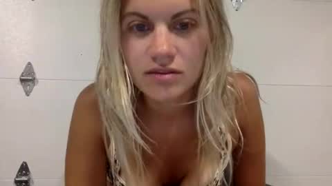 iswearimnotawhore2 online show from July 17, 2:49 am