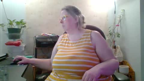 ivyjane3522 online show from May 22, 7:34 pm