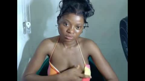 juicynpinkx online show from April 18, 5:37 pm