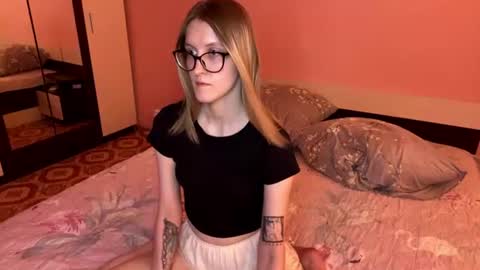 julia_charm online show from June 21, 4:11 pm