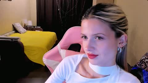 Julie online show from December 18, 4:23 pm