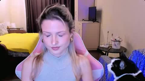 Julie online show from February 17, 3:44 pm