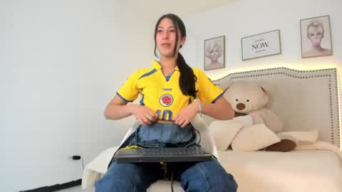 juliee_ross online show from July 7, 12:30 pm