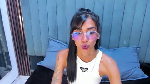 karlaslutskinny__ online show from April 8, 8:22 pm