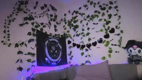 Mia online show from March 9, 8:17 am