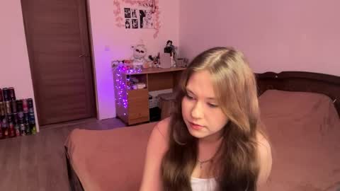 Nyelle online show from May 12, 3:52 pm