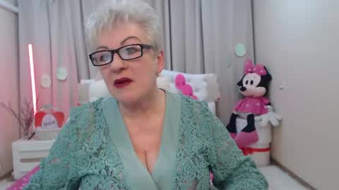 kaylesmoll online show from April 11, 6:55 pm