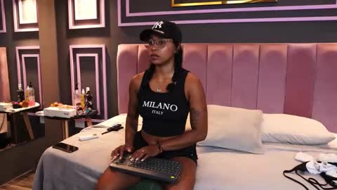 kelly__thomson online show from April 4, 12:48 pm