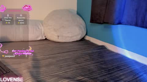 Kelsierobertss online show from April 11, 3:45 am