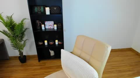 Khloe online show from March 17, 2:10 pm