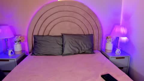 KI KI online show from November 21, 8:00 pm