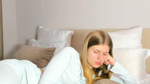 Kira online show from April 18, 7:18 pm