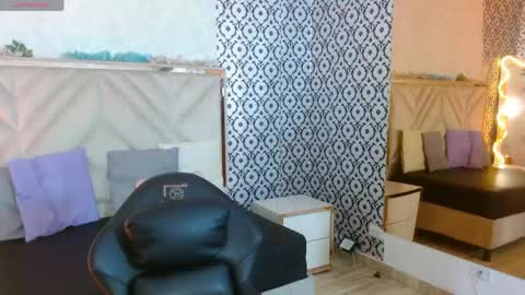 laulin_tay online show from April 12, 7:55 am