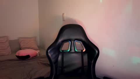 laura online show from April 8, 4:47 am