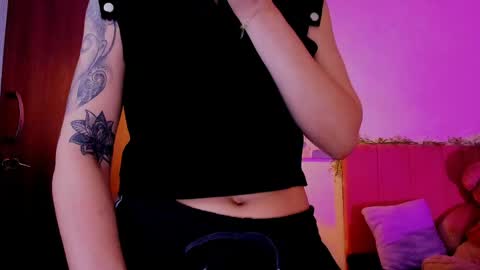 Laura Rose online show from April 8, 7:05 pm