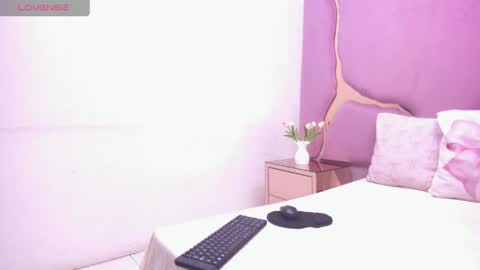 laurendpink online show from April 7, 1:46 pm