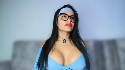 Layla online show from May 3, 1:20 am