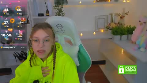 layriantavee online show from December 12, 7:30 am