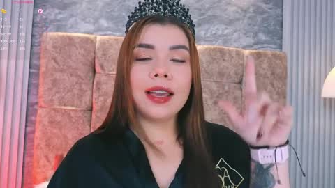 leilapons online show from April 8, 7:49 pm