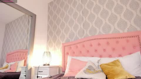 lesly velvet online show from April 8, 6:15 am