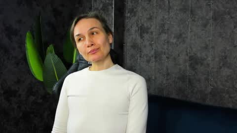 lillian_white1 online show from April 11, 7:45 am