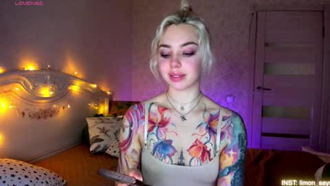 LilliMoore online show from April 15, 12:11 am